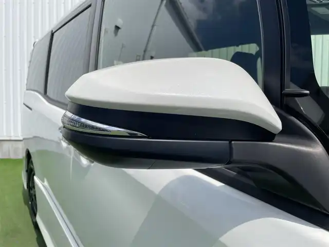 トヨタ ヴォクシー ZS 煌Ⅱ 香川県 2020(令2)年 3.3万km ホワイトパールクリスタルシャイン 登録時走行距離:33072km/ディーラー純正9型ナビ/バックカメラ/ETC/両側パワースライドドア/衝突被害軽減システム/クルーズコントロール/LEDヘッドライト/コーナーセンサー/革巻きステアリング/ステアリングスイッチ/純正フロアマット/社外AW18インチ/スマートキー