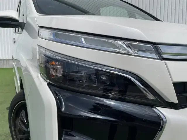 トヨタ ヴォクシー ZS 煌Ⅱ 香川県 2020(令2)年 3.3万km ホワイトパールクリスタルシャイン 登録時走行距離:33072km/ディーラー純正9型ナビ/バックカメラ/ETC/両側パワースライドドア/衝突被害軽減システム/クルーズコントロール/LEDヘッドライト/コーナーセンサー/革巻きステアリング/ステアリングスイッチ/純正フロアマット/社外AW18インチ/スマートキー
