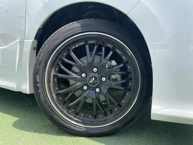 トヨタ ヴォクシー ZS 煌Ⅱ 香川県 2020(令2)年 3.3万km ホワイトパールクリスタルシャイン 登録時走行距離:33072km/ディーラー純正9型ナビ/バックカメラ/ETC/両側パワースライドドア/衝突被害軽減システム/クルーズコントロール/LEDヘッドライト/コーナーセンサー/革巻きステアリング/ステアリングスイッチ/純正フロアマット/社外AW18インチ/スマートキー