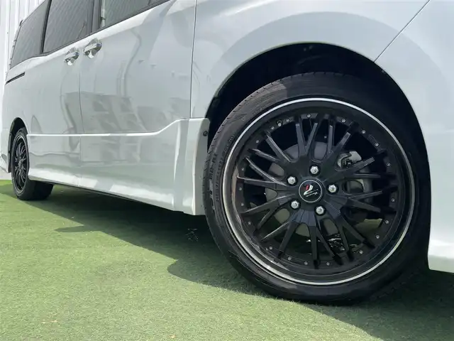 トヨタ ヴォクシー ZS 煌Ⅱ 香川県 2020(令2)年 3.3万km ホワイトパールクリスタルシャイン 登録時走行距離:33072km/ディーラー純正9型ナビ/バックカメラ/ETC/両側パワースライドドア/衝突被害軽減システム/クルーズコントロール/LEDヘッドライト/コーナーセンサー/革巻きステアリング/ステアリングスイッチ/純正フロアマット/社外AW18インチ/スマートキー