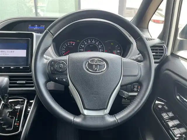 トヨタ ヴォクシー ZS 煌Ⅱ 香川県 2020(令2)年 3.3万km ホワイトパールクリスタルシャイン 登録時走行距離:33072km/ディーラー純正9型ナビ/バックカメラ/ETC/両側パワースライドドア/衝突被害軽減システム/クルーズコントロール/LEDヘッドライト/コーナーセンサー/革巻きステアリング/ステアリングスイッチ/純正フロアマット/社外AW18インチ/スマートキー