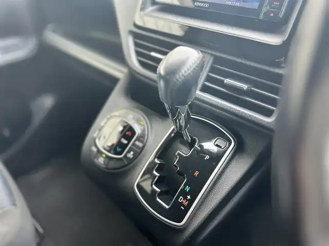 トヨタ ヴォクシー ZS 煌 大分県 2015(平27)年 9.1万km ホワイトパールクリスタルシャイン ・社外メモリーナビ（MDV-Z701W）/　CD/DVD/BT/フルセグ/・ETC/・両側パワースライドドア/・社外フリップダウンモニター/・革巻きステアリング/・スマートキー/・エンジンプッシュスタート/・ウインカーミラー/・ステアリングスイッチ/・フロアマット/・ドアバイザー/・プライバシーガラス/・アイドリングストップ/・横滑り防止システム/・後部座席サンシェード/・純正16インチアルミホイール/・LEDヘッドライト/・純正フォグランプ/・保証書/・取扱説明書