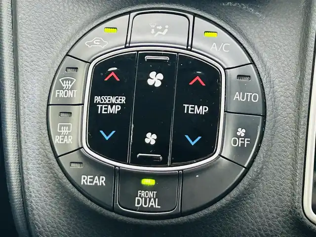 トヨタ ヴォクシー ZS 煌 大分県 2015(平27)年 9.1万km ホワイトパールクリスタルシャイン ・社外メモリーナビ（MDV-Z701W）/　CD/DVD/BT/フルセグ/・ETC/・両側パワースライドドア/・社外フリップダウンモニター/・革巻きステアリング/・スマートキー/・エンジンプッシュスタート/・ウインカーミラー/・ステアリングスイッチ/・フロアマット/・ドアバイザー/・プライバシーガラス/・アイドリングストップ/・横滑り防止システム/・後部座席サンシェード/・純正16インチアルミホイール/・LEDヘッドライト/・純正フォグランプ/・保証書/・取扱説明書