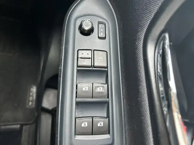 トヨタ ヴォクシー ZS 煌 大分県 2015(平27)年 9.1万km ホワイトパールクリスタルシャイン ・社外メモリーナビ（MDV-Z701W）/　CD/DVD/BT/フルセグ/・ETC/・両側パワースライドドア/・社外フリップダウンモニター/・革巻きステアリング/・スマートキー/・エンジンプッシュスタート/・ウインカーミラー/・ステアリングスイッチ/・フロアマット/・ドアバイザー/・プライバシーガラス/・アイドリングストップ/・横滑り防止システム/・後部座席サンシェード/・純正16インチアルミホイール/・LEDヘッドライト/・純正フォグランプ/・保証書/・取扱説明書