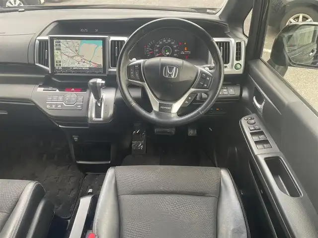 ホンダ ステップワゴン スパーダ Z クールスピリット 福岡県 2013(平25)年 9.1万km プレミアムスパークルブラックパール (株)IDOMが運営する【じしゃロン八幡西店】の自社ローン専用車両になります。こちらは現金またはオートローンご利用時の価格です。自社ローンご希望の方は別途その旨お申付け下さい/社外メモリナビ【VXM-135VFNi】/(Bluetooth/CD/DVD/フルセグTV)/両側電動スライドドア/アイドリングストップ/横滑り防止装置/ステアリングリモコン/パドルシフト/バックカメラ/ビルトインETC/純正フロアマット/ハーフレザーシート/純正17インチアルミホイール/フォグランプ/オートライト/スマートキー