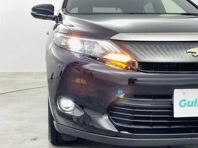 トヨタ ハリアー プレミアム 福島県 2016(平28)年 2.1万km ブラック レーンディパーチャーアラート/・横滑り防止機能/純正7インチナビ/・型番;NSCN-W64/・ワンセグ/TV/CD/SD/BT/AUX/AM/FM/バックカメラ/パワーバックドア/クルーズコントロール/LEDオートライト/・フォグランプ/・オートマチックハイビーム/ハーフレザーシート/・パワーシート/純正18インチアルミホイール付きサマータイヤ/革ステアリング/・ステアリングリモコン/電動格納ミラー/アイドリングストップ/ドアバイザー/プッシュスタート/・スマートキー/・スペアキー