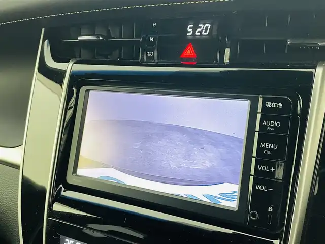 トヨタ ハリアー プレミアム 福島県 2016(平28)年 2.1万km ブラック レーンディパーチャーアラート/・横滑り防止機能/純正7インチナビ/・型番;NSCN-W64/・ワンセグ/TV/CD/SD/BT/AUX/AM/FM/バックカメラ/パワーバックドア/クルーズコントロール/LEDオートライト/・フォグランプ/・オートマチックハイビーム/ハーフレザーシート/・パワーシート/純正18インチアルミホイール付きサマータイヤ/革ステアリング/・ステアリングリモコン/電動格納ミラー/アイドリングストップ/ドアバイザー/プッシュスタート/・スマートキー/・スペアキー