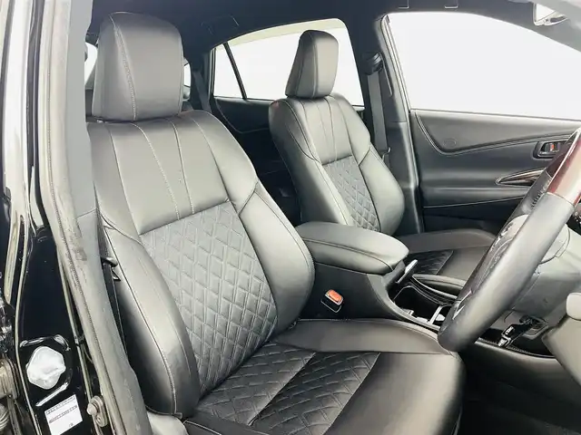 トヨタ ハリアー プレミアム 福島県 2016(平28)年 2.1万km ブラック レーンディパーチャーアラート/・横滑り防止機能/純正7インチナビ/・型番;NSCN-W64/・ワンセグ/TV/CD/SD/BT/AUX/AM/FM/バックカメラ/パワーバックドア/クルーズコントロール/LEDオートライト/・フォグランプ/・オートマチックハイビーム/ハーフレザーシート/・パワーシート/純正18インチアルミホイール付きサマータイヤ/革ステアリング/・ステアリングリモコン/電動格納ミラー/アイドリングストップ/ドアバイザー/プッシュスタート/・スマートキー/・スペアキー