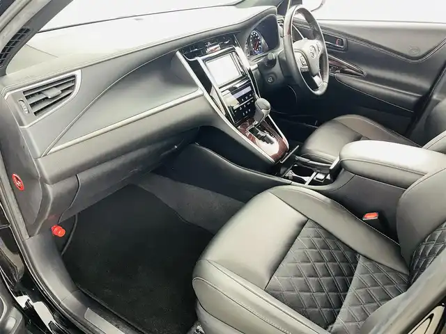 トヨタ ハリアー プレミアム 福島県 2016(平28)年 2.1万km ブラック レーンディパーチャーアラート/・横滑り防止機能/純正7インチナビ/・型番;NSCN-W64/・ワンセグ/TV/CD/SD/BT/AUX/AM/FM/バックカメラ/パワーバックドア/クルーズコントロール/LEDオートライト/・フォグランプ/・オートマチックハイビーム/ハーフレザーシート/・パワーシート/純正18インチアルミホイール付きサマータイヤ/革ステアリング/・ステアリングリモコン/電動格納ミラー/アイドリングストップ/ドアバイザー/プッシュスタート/・スマートキー/・スペアキー