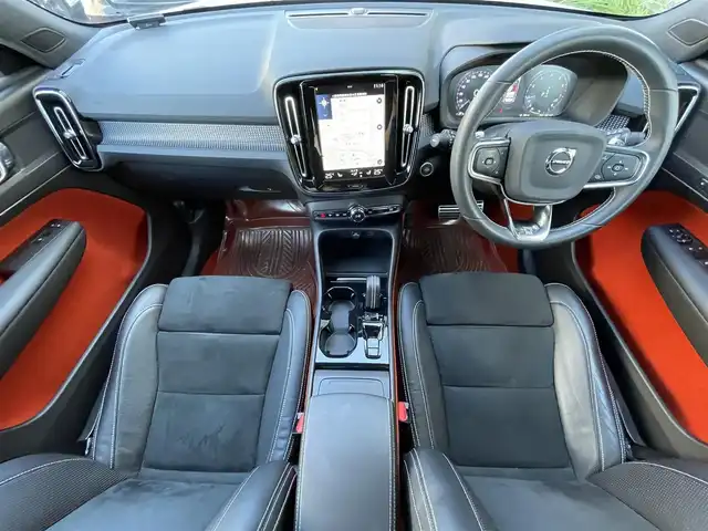 ボルボ ＸＣ４０ T4 AWD Rデザイン 静岡県 2019(令1)年 2.9万km クリスタルホワイトP ワンオーナー/ハーフレザーシート/電動リアゲート/BLIS/純正ナビ/(Bluetooth/CarPlay/フルセグ)/衝突被害軽減システム/360°カメラ/ACC/LKA/パーキングアシスト/メモリー付パワーシート/シートヒーター/スマートキー/ETC/ドライブレコーダー/純正19インチアルミホイール/フロアマット/保証書/取説/スペアキー