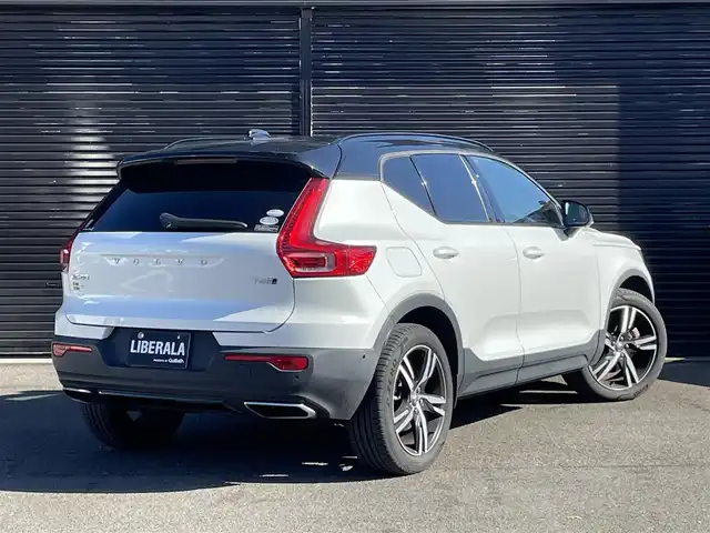 ボルボ ＸＣ４０ T4 AWD Rデザイン 静岡県 2019(令1)年 2.9万km クリスタルホワイトP ワンオーナー/ハーフレザーシート/電動リアゲート/BLIS/純正ナビ/(Bluetooth/CarPlay/フルセグ)/衝突被害軽減システム/360°カメラ/ACC/LKA/パーキングアシスト/メモリー付パワーシート/シートヒーター/スマートキー/ETC/ドライブレコーダー/純正19インチアルミホイール/フロアマット/保証書/取説/スペアキー