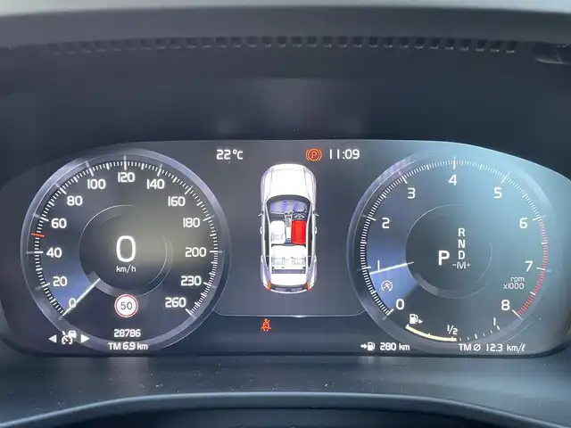 ボルボ ＸＣ４０ T4 AWD Rデザイン 静岡県 2019(令1)年 2.9万km クリスタルホワイトP ワンオーナー/ハーフレザーシート/電動リアゲート/BLIS/純正ナビ/(Bluetooth/CarPlay/フルセグ)/衝突被害軽減システム/360°カメラ/ACC/LKA/パーキングアシスト/メモリー付パワーシート/シートヒーター/スマートキー/ETC/ドライブレコーダー/純正19インチアルミホイール/フロアマット/保証書/取説/スペアキー