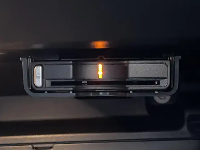 ボルボ ＸＣ４０ T4 AWD Rデザイン 静岡県 2019(令1)年 2.9万km クリスタルホワイトP ワンオーナー/ハーフレザーシート/電動リアゲート/BLIS/純正ナビ/(Bluetooth/CarPlay/フルセグ)/衝突被害軽減システム/360°カメラ/ACC/LKA/パーキングアシスト/メモリー付パワーシート/シートヒーター/スマートキー/ETC/ドライブレコーダー/純正19インチアルミホイール/フロアマット/保証書/取説/スペアキー