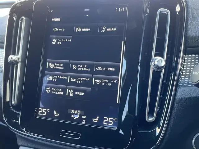 ボルボ ＸＣ４０ T4 AWD Rデザイン 静岡県 2019(令1)年 2.9万km クリスタルホワイトP ワンオーナー/ハーフレザーシート/電動リアゲート/BLIS/純正ナビ/(Bluetooth/CarPlay/フルセグ)/衝突被害軽減システム/360°カメラ/ACC/LKA/パーキングアシスト/メモリー付パワーシート/シートヒーター/スマートキー/ETC/ドライブレコーダー/純正19インチアルミホイール/フロアマット/保証書/取説/スペアキー