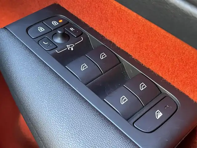 ボルボ ＸＣ４０ T4 AWD Rデザイン 静岡県 2019(令1)年 2.9万km クリスタルホワイトP ワンオーナー/ハーフレザーシート/電動リアゲート/BLIS/純正ナビ/(Bluetooth/CarPlay/フルセグ)/衝突被害軽減システム/360°カメラ/ACC/LKA/パーキングアシスト/メモリー付パワーシート/シートヒーター/スマートキー/ETC/ドライブレコーダー/純正19インチアルミホイール/フロアマット/保証書/取説/スペアキー