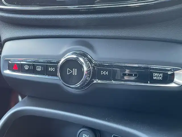 ボルボ ＸＣ４０ T4 AWD Rデザイン 静岡県 2019(令1)年 2.9万km クリスタルホワイトP ワンオーナー/ハーフレザーシート/電動リアゲート/BLIS/純正ナビ/(Bluetooth/CarPlay/フルセグ)/衝突被害軽減システム/360°カメラ/ACC/LKA/パーキングアシスト/メモリー付パワーシート/シートヒーター/スマートキー/ETC/ドライブレコーダー/純正19インチアルミホイール/フロアマット/保証書/取説/スペアキー