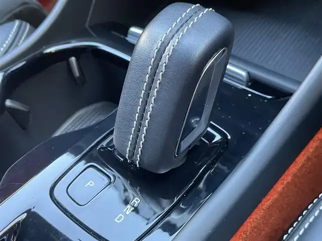 ボルボ ＸＣ４０ T4 AWD Rデザイン 静岡県 2019(令1)年 2.9万km クリスタルホワイトP ワンオーナー/ハーフレザーシート/電動リアゲート/BLIS/純正ナビ/(Bluetooth/CarPlay/フルセグ)/衝突被害軽減システム/360°カメラ/ACC/LKA/パーキングアシスト/メモリー付パワーシート/シートヒーター/スマートキー/ETC/ドライブレコーダー/純正19インチアルミホイール/フロアマット/保証書/取説/スペアキー