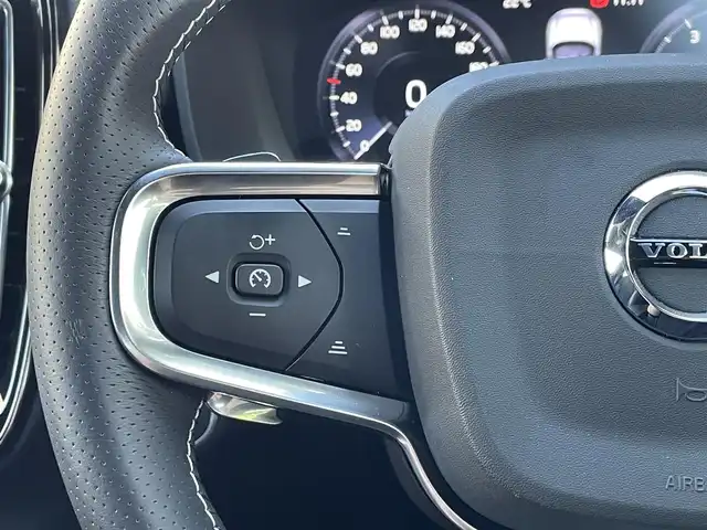 ボルボ ＸＣ４０ T4 AWD Rデザイン 静岡県 2019(令1)年 2.9万km クリスタルホワイトP ワンオーナー/ハーフレザーシート/電動リアゲート/BLIS/純正ナビ/(Bluetooth/CarPlay/フルセグ)/衝突被害軽減システム/360°カメラ/ACC/LKA/パーキングアシスト/メモリー付パワーシート/シートヒーター/スマートキー/ETC/ドライブレコーダー/純正19インチアルミホイール/フロアマット/保証書/取説/スペアキー