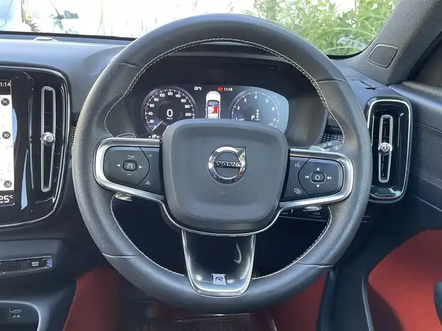 ボルボ ＸＣ４０ T4 AWD Rデザイン 静岡県 2019(令1)年 2.9万km クリスタルホワイトP ワンオーナー/ハーフレザーシート/電動リアゲート/BLIS/純正ナビ/(Bluetooth/CarPlay/フルセグ)/衝突被害軽減システム/360°カメラ/ACC/LKA/パーキングアシスト/メモリー付パワーシート/シートヒーター/スマートキー/ETC/ドライブレコーダー/純正19インチアルミホイール/フロアマット/保証書/取説/スペアキー