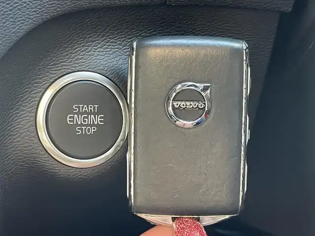 ボルボ ＸＣ４０ T4 AWD Rデザイン 静岡県 2019(令1)年 2.9万km クリスタルホワイトP ワンオーナー/ハーフレザーシート/電動リアゲート/BLIS/純正ナビ/(Bluetooth/CarPlay/フルセグ)/衝突被害軽減システム/360°カメラ/ACC/LKA/パーキングアシスト/メモリー付パワーシート/シートヒーター/スマートキー/ETC/ドライブレコーダー/純正19インチアルミホイール/フロアマット/保証書/取説/スペアキー