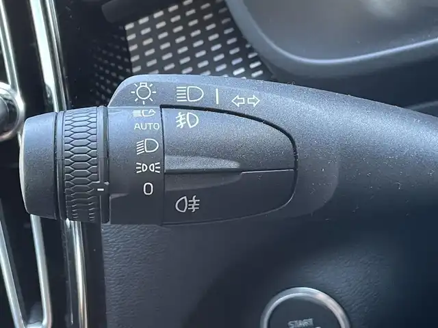 ボルボ ＸＣ４０ T4 AWD Rデザイン 静岡県 2019(令1)年 2.9万km クリスタルホワイトP ワンオーナー/ハーフレザーシート/電動リアゲート/BLIS/純正ナビ/(Bluetooth/CarPlay/フルセグ)/衝突被害軽減システム/360°カメラ/ACC/LKA/パーキングアシスト/メモリー付パワーシート/シートヒーター/スマートキー/ETC/ドライブレコーダー/純正19インチアルミホイール/フロアマット/保証書/取説/スペアキー