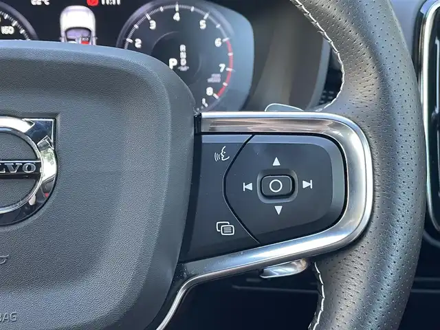 ボルボ ＸＣ４０ T4 AWD Rデザイン 静岡県 2019(令1)年 2.9万km クリスタルホワイトP ワンオーナー/ハーフレザーシート/電動リアゲート/BLIS/純正ナビ/(Bluetooth/CarPlay/フルセグ)/衝突被害軽減システム/360°カメラ/ACC/LKA/パーキングアシスト/メモリー付パワーシート/シートヒーター/スマートキー/ETC/ドライブレコーダー/純正19インチアルミホイール/フロアマット/保証書/取説/スペアキー