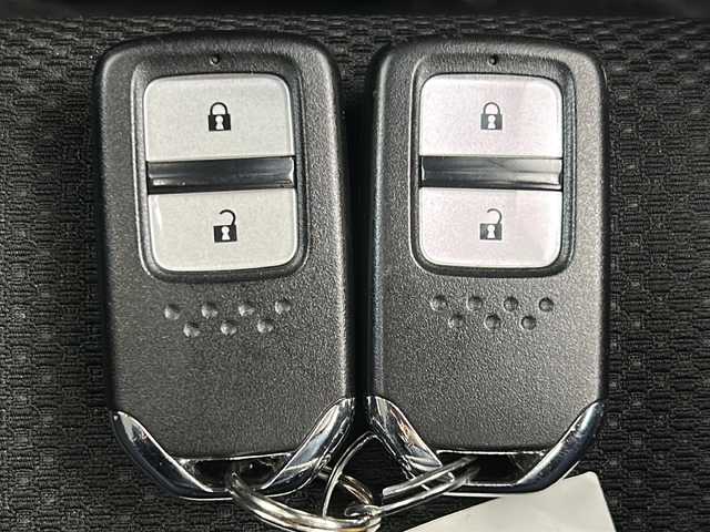 ホンダ ヴェゼル ハイブリッド X 宮城県 2014(平26)年 10.3万km ホワイトオーキッドパール 禁煙車/シティブレーキアクティブシステム/リアクティブフォースペダル/クルーズコントロール/前席シートヒーター/純正7インチナビ/（BT.AM.FM.CD.DVD.SD.USB.Ipod）/バックカメラ/フルセグテレビ/ETC/電動パーキングブレーキ/AUTOHOLD/パドルシフト/革巻きステアリング/ステアリングスイッチ/プッシュスタート/スマートキー/スペアキー/純正フロアマット/ドアバイザー/LEDヘッドライト/フォグランプ/社外16インチアルミホイール/純正16インチアルミホイール付夏タイヤ積込/（215/60/16）/ECON/横滑り防止機能