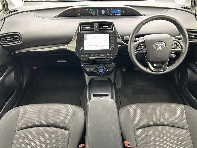 トヨタ プリウス S 千葉県 2022(令4)年 4.4万km グレーメタリック 純正ナビ/　(Bluetooth/Miracast/USB/AM/FM)/トヨタセーフティセンス/　プリクラッシュセーフティ/レーントレーシングアシスト/　クリアランスソナー(前後)/パーキングサポートブレーキ/　ふらつき検知/ロードサインアシスト/　先行車発進告知/レーダークルーズコントロール/前後ドライブレコーダー(ZDR　035)/スペアキー(1本)/純正15インチアルミホイール/純正ビルトインETC/バックカメラ/純正フロアマット/100V充電/LEDヘッドライト/オートマチックハイビーム/ステアリングスイッチ/オートライト/電動格納ウィンカーミラー/ドアバイザー/トノカバー