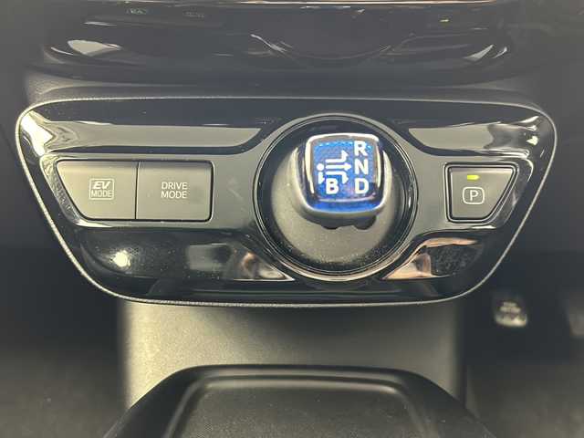 トヨタ プリウス S 千葉県 2022(令4)年 4.4万km グレーメタリック 純正ナビ/　(Bluetooth/Miracast/USB/AM/FM)/トヨタセーフティセンス/　プリクラッシュセーフティ/レーントレーシングアシスト/　クリアランスソナー(前後)/パーキングサポートブレーキ/　ふらつき検知/ロードサインアシスト/　先行車発進告知/レーダークルーズコントロール/前後ドライブレコーダー(ZDR　035)/スペアキー(1本)/純正15インチアルミホイール/純正ビルトインETC/バックカメラ/純正フロアマット/100V充電/LEDヘッドライト/オートマチックハイビーム/ステアリングスイッチ/オートライト/電動格納ウィンカーミラー/ドアバイザー/トノカバー