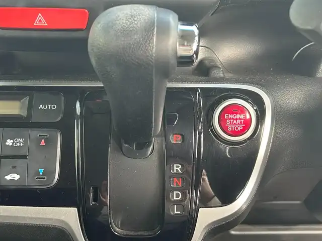 ホンダ Ｎ ＢＯＸ カスタム G Lパッケージ 岡山県 2015(平27)年 6.5万km スマートブラック 登録時走行距離64351km/あんしんパッケージ/・衝突軽減システム/・誤発進抑制機能/・W＋カーテンエアバック/横滑り防止装置/純正ナビ/（AM/FM/Bluetooth/DVD/DISC)/バックカメラ/スペアキー×1/ETC/両側パワースライドドア/オートリトラミラー/純正14インチアルミホイール/ドアバイザー/ウィンカーカーミラー/プッシュスタート/スマートキー