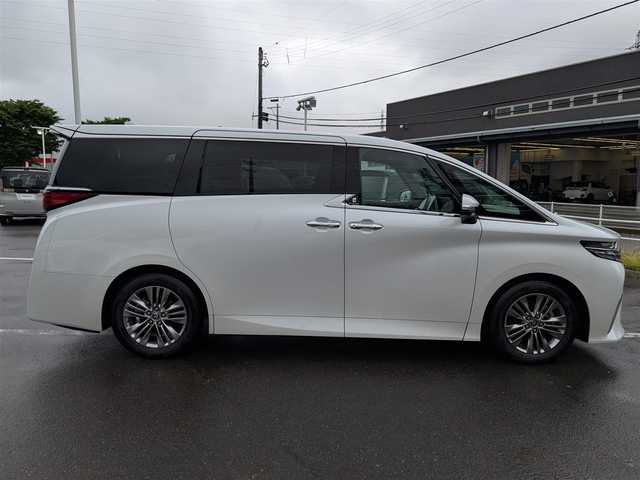 トヨタ アルファード Z 福井県 2024(令6)年 0.7万km プラチナホワイトパールマイカ 純正18インチAW/全方位カメラ/ガラスルーフ/デジタルインナーミラー/R・Fフォグ/後席用フリップダウンモニター/ビルトインETC2.0/１００V充電/ワイヤレス充電/電動リアゲート/オットマン/前席パワーシート/シートヒーター・エアシート/両側パワースライドドア/ステアリングヒーター/全車速追従機能付クルーズコントロール/前後コーナーセンサー/SOSボタン/前方ドライブレコーダー/衝突被害軽減システム/純正メモリナビ