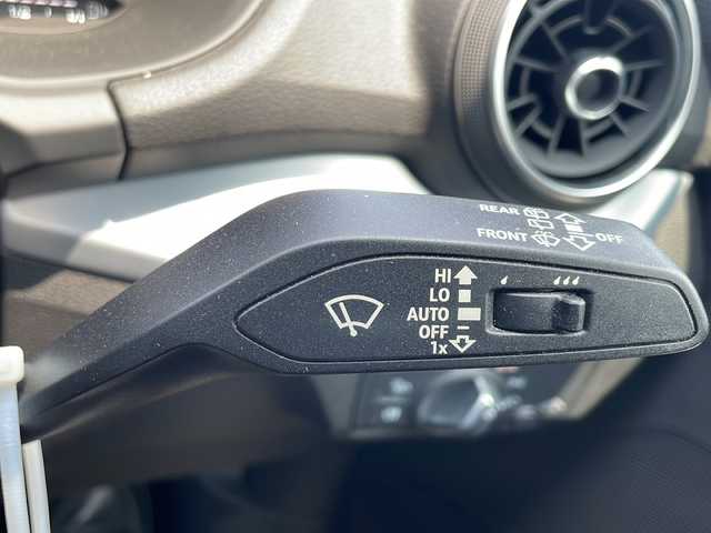 アウディ Ｑ２ 3.5TFSI シリンダーオンデマンドスポーツ 新潟県 2018(平30)年 3.5万km グレイシアホワイトメタリック ワンオーナー/MMIナビゲーション/(BT/AM/FM/CD/DVD/フルセグTV)/シートヒーター/パドルシフト/バックカメラ/スタッドレスタイヤ/純正アルミホイール積載/追従機能付きクルーズコントロール/ステアリングスイッチ/電動パワーバックドア/純正フロアマット/ETC2.0/寒冷地仕様/ABS/横滑り防止装置/コーナーセンサー(後方)/盗難防止装置/オートライト/電格ミラー/スマートキー