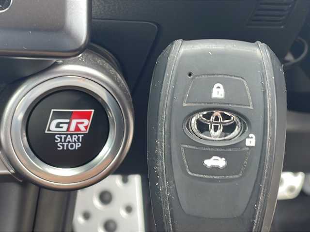 トヨタ ＧＲ８６ RZ 山口県 2022(令4)年 2.1万km クリスタルホワイトパール ワンオーナー/純正メモリナビ/(CD/DVD/Bluetooth/フルセグTV)/バックカメラ/前後ドライブレコーダー/ETC/社外レーダー/衝突軽減ブレーキ/レーンキープアシスト/レーダークルーズコントロール/コーナーセンサー/ハーフレザーシート/前席シートヒーター/パドルシフト/ステアリングスイッチ/オートライト/LEDヘッドランプ/フォグランプ/プッシュスタート/スマートキー×２/純正アルミホイール/純正フロアマット/取扱説明書/保証書