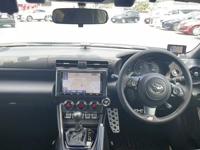 トヨタ ＧＲ８６ RZ 長崎県 2022(令4)年 2.1万km クリスタルホワイトパール ワンオーナー/純正メモリナビ/(CD/DVD/Bluetooth/フルセグTV)/バックカメラ/前後ドライブレコーダー/ETC/社外レーダー/衝突軽減ブレーキ/レーンキープアシスト/レーダークルーズコントロール/コーナーセンサー/ハーフレザーシート/前席シートヒーター/パドルシフト/ステアリングスイッチ/オートライト/LEDヘッドランプ/フォグランプ/プッシュスタート/スマートキー×２/純正アルミホイール/純正フロアマット/取扱説明書/保証書