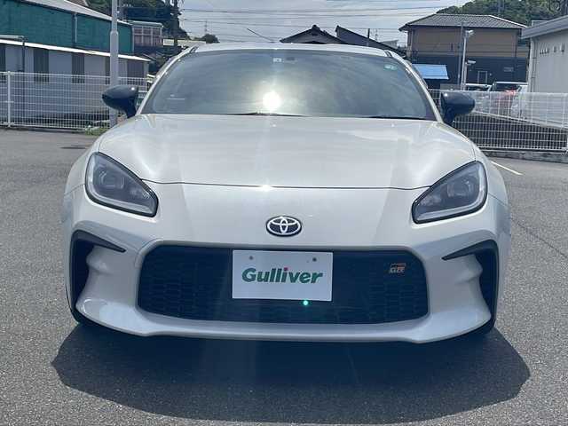 トヨタ ＧＲ８６ RZ 長崎県 2022(令4)年 2.1万km クリスタルホワイトパール ワンオーナー/純正メモリナビ/(CD/DVD/Bluetooth/フルセグTV)/バックカメラ/前後ドライブレコーダー/ETC/社外レーダー/衝突軽減ブレーキ/レーンキープアシスト/レーダークルーズコントロール/コーナーセンサー/ハーフレザーシート/前席シートヒーター/パドルシフト/ステアリングスイッチ/オートライト/LEDヘッドランプ/フォグランプ/プッシュスタート/スマートキー×２/純正アルミホイール/純正フロアマット/取扱説明書/保証書