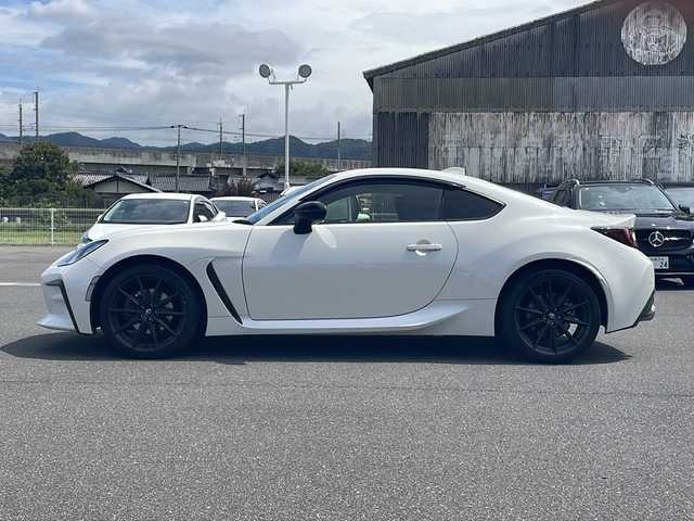 トヨタ ＧＲ８６ RZ 長崎県 2022(令4)年 2.1万km クリスタルホワイトパール ワンオーナー/純正メモリナビ/(CD/DVD/Bluetooth/フルセグTV)/バックカメラ/前後ドライブレコーダー/ETC/社外レーダー/衝突軽減ブレーキ/レーンキープアシスト/レーダークルーズコントロール/コーナーセンサー/ハーフレザーシート/前席シートヒーター/パドルシフト/ステアリングスイッチ/オートライト/LEDヘッドランプ/フォグランプ/プッシュスタート/スマートキー×２/純正アルミホイール/純正フロアマット/取扱説明書/保証書