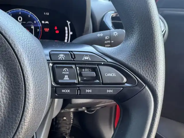 トヨタ ヤリス G 三重県 2024(令6)年 0.4万km ブラック/コーラルクリスタルシャイン ワンオーナー/スペアキーあり/ETC/バックカメラ/8インチディスプレイオーディオ/　車載ナビ/FM多重VICS/地デジTV/セーフティセンス/　衝突回避支援パッケージ/パーキングサポートブレーキ/　前後方静止物/ハロゲンヘッドランプ/　コンライト（オートライト）/オートエアコン/デジタルメーター/スマートエントリー/　/　