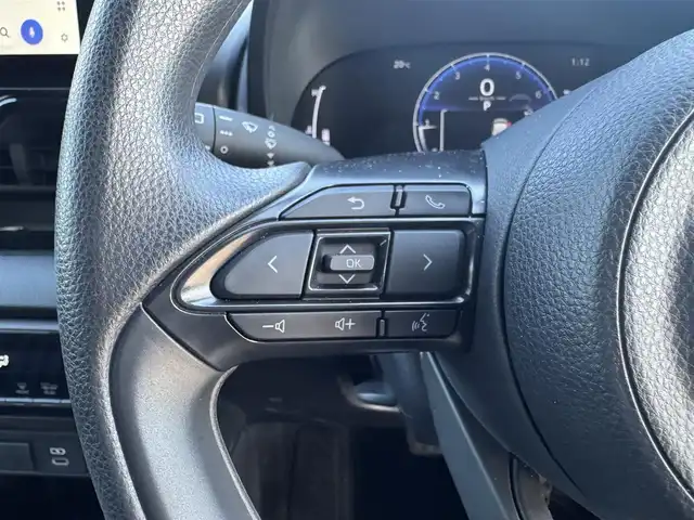 トヨタ ヤリス G 三重県 2024(令6)年 0.4万km ブラック/コーラルクリスタルシャイン ワンオーナー/スペアキーあり/ETC/バックカメラ/8インチディスプレイオーディオ/　車載ナビ/FM多重VICS/地デジTV/セーフティセンス/　衝突回避支援パッケージ/パーキングサポートブレーキ/　前後方静止物/ハロゲンヘッドランプ/　コンライト（オートライト）/オートエアコン/デジタルメーター/スマートエントリー/　/　