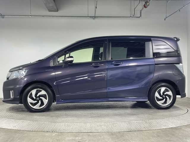 ホンダ フリード スパイク ハイブリット プレミアムエディション 神奈川県 2015(平27)年 5.2万km パープル 両側パワースライドドア/純正7インチナビゲーション/フルセグ　Bluetooth　CD　DVD　iPod　HDMI　MusicRack　SD　AUX　VTR/純正エアロ（サイド　リアスポイラー）/バックカメラ/クルーズコントロール/ビルトインＥＴＣ/純正前方ドライブレコーダー/純正フロアマット/ステアリングスイッチ　/プラズマクラスター付きオートエアコン/ＥＣＯＮ/ＨＩＤヘッドライト/オートライト/純正ドアバザー/スマートキー/スペアキー/取扱説明書