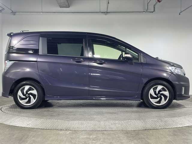 ホンダ フリード スパイク ハイブリット プレミアムエディション 神奈川県 2015(平27)年 5.2万km パープル 両側パワースライドドア/純正7インチナビゲーション/フルセグ　Bluetooth　CD　DVD　iPod　HDMI　MusicRack　SD　AUX　VTR/純正エアロ（サイド　リアスポイラー）/バックカメラ/クルーズコントロール/ビルトインＥＴＣ/純正前方ドライブレコーダー/純正フロアマット/ステアリングスイッチ　/プラズマクラスター付きオートエアコン/ＥＣＯＮ/ＨＩＤヘッドライト/オートライト/純正ドアバザー/スマートキー/スペアキー/取扱説明書