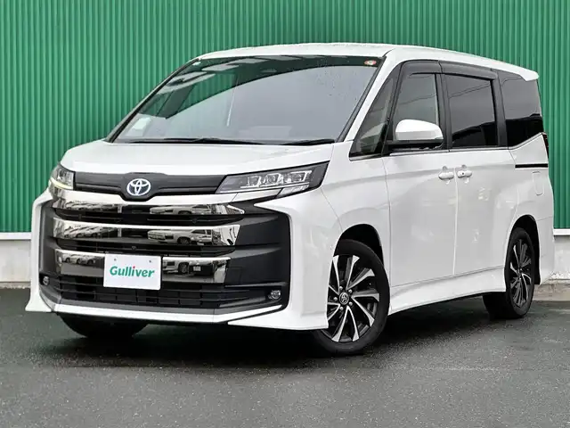 トヨタ ノア ハイブリッド S－Z 宮城県 2024(令6)年 0.2万km ホワイトパールクリスタルシャイン 快適利便パッケージHigh/・ハンズフリーパワースライドドア/・パワーバックドア/・ナノイーX/・ステアリングヒーター/・シートヒーター/・オットマン/・角度調整付アームレスト/トヨタチームメイト/・アドバンストパーク/・パーキングサポートブレーキ（周囲静止物/後方歩行者）/・パノラミックビューモニター/・エレクトロシフトマチック/プロジェクター式LEDヘッドランプ/デイライト/アダプティブハイビーム/ドライビングサポートパッケージ/・カラーヘッドアップディスプレイ/・デジタルインナーミラー/ディスプレイオーディオプラス/・コネクティッドナビ対応10.5インチディスプレイ/・車載メモリーナビ/・CD/DVD/・地デジTV/・USB/HDMI/・AppleCarPlay/AndroidAuto/・ETC2.0/＝＝＝/セーフティセンス/・プリクラッシュセーフティ/・レーントレーシングアシスト/・レーダークルーズコントロール/・オートマチックハイビーム/・ロードサインアシスト/・ドライバー異常時対応システム/・プロアクティブドライビングアシスト/両側パワースライドドア/AC100V1500W