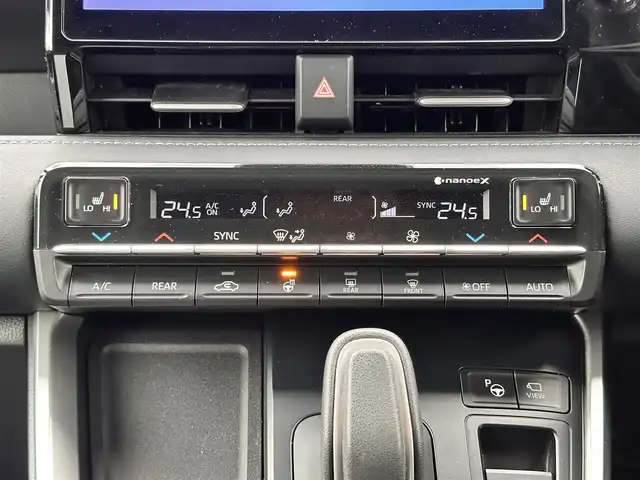 トヨタ ノア ハイブリッド S－Z 宮城県 2024(令6)年 0.2万km ホワイトパールクリスタルシャイン 快適利便パッケージHigh/・ハンズフリーパワースライドドア/・パワーバックドア/・ナノイーX/・ステアリングヒーター/・シートヒーター/・オットマン/・角度調整付アームレスト/トヨタチームメイト/・アドバンストパーク/・パーキングサポートブレーキ（周囲静止物/後方歩行者）/・パノラミックビューモニター/・エレクトロシフトマチック/プロジェクター式LEDヘッドランプ/デイライト/アダプティブハイビーム/ドライビングサポートパッケージ/・カラーヘッドアップディスプレイ/・デジタルインナーミラー/ディスプレイオーディオプラス/・コネクティッドナビ対応10.5インチディスプレイ/・車載メモリーナビ/・CD/DVD/・地デジTV/・USB/HDMI/・AppleCarPlay/AndroidAuto/・ETC2.0/＝＝＝/セーフティセンス/・プリクラッシュセーフティ/・レーントレーシングアシスト/・レーダークルーズコントロール/・オートマチックハイビーム/・ロードサインアシスト/・ドライバー異常時対応システム/・プロアクティブドライビングアシスト/両側パワースライドドア/AC100V1500W