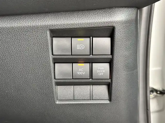 トヨタ ノア ハイブリッド S－Z 宮城県 2024(令6)年 0.2万km ホワイトパールクリスタルシャイン 快適利便パッケージHigh/・ハンズフリーパワースライドドア/・パワーバックドア/・ナノイーX/・ステアリングヒーター/・シートヒーター/・オットマン/・角度調整付アームレスト/トヨタチームメイト/・アドバンストパーク/・パーキングサポートブレーキ（周囲静止物/後方歩行者）/・パノラミックビューモニター/・エレクトロシフトマチック/プロジェクター式LEDヘッドランプ/デイライト/アダプティブハイビーム/ドライビングサポートパッケージ/・カラーヘッドアップディスプレイ/・デジタルインナーミラー/ディスプレイオーディオプラス/・コネクティッドナビ対応10.5インチディスプレイ/・車載メモリーナビ/・CD/DVD/・地デジTV/・USB/HDMI/・AppleCarPlay/AndroidAuto/・ETC2.0/＝＝＝/セーフティセンス/・プリクラッシュセーフティ/・レーントレーシングアシスト/・レーダークルーズコントロール/・オートマチックハイビーム/・ロードサインアシスト/・ドライバー異常時対応システム/・プロアクティブドライビングアシスト/両側パワースライドドア/AC100V1500W