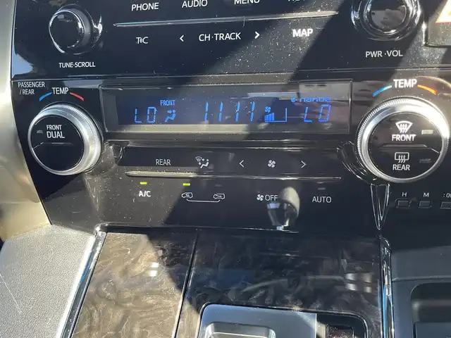 トヨタ ヴェルファイア ゴールデンアイズⅢ 大阪府 2022(令4)年 3.2万km ホワイトパールクリスタルシャイン トヨタセーフティセンス/純正9インチディスプレイオーディオナビ/バックカメラ/両側パワースライドドア/ビルトインETC/パワーバックドア/オットマン/ツインムーンルーフ/デジタルインナーミラー/BSM/ハーフレザーシート/3眼LEDヘッド/シーケンシャルターンランプ/スペアタイヤ/純正18インチAW