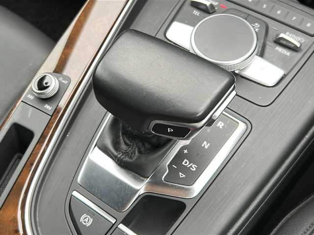 アウディ Ａ４ 2．0TFSIスポーツ 岐阜県 2018(平30)年 5.8万km グレイシアホワイトメタリック 純正SDナビ /全方位カメラ　/ETC　/前後ドライブレコーダー/横滑り防止装置　/レーンキープアシスト　/前後コーナーセンサー　/アイドリングストップ　/LEDヘッドライト　/シートヒーター　/レザーシート/プッシュスタート/スマートキー/純正フロアマット/純正17インチアルミホイール