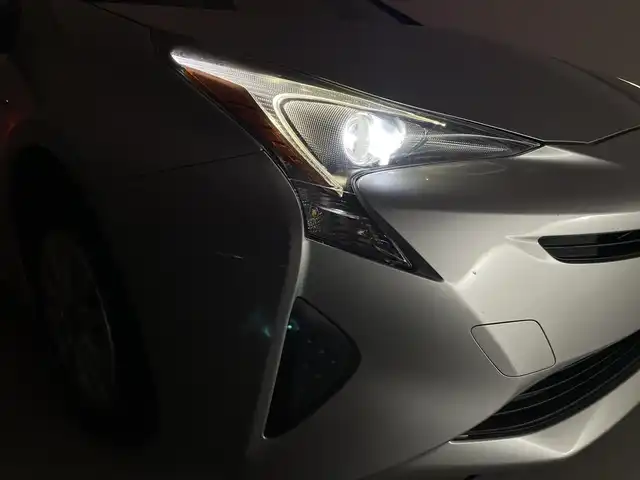 トヨタ プリウス S 群馬県 2016(平28)年 10.3万km シルバーM 純正7インチナビ【型番NSZT-W64】/・AM/FM/Bluetooth/CD/DVD/SD/フルセグTV/バックカメラ/LEDヘッドライト/純正フロアマット/純正キャップ付きアルミホイール/195/65R15 アルミホイール付スタッドレスタイヤ×4本車載/AC100V電源/プッシュスタート/スマートキー