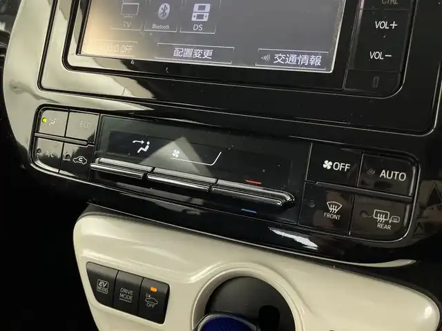 トヨタ プリウス S 群馬県 2016(平28)年 10.3万km シルバーM 純正7インチナビ【型番NSZT-W64】/・AM/FM/Bluetooth/CD/DVD/SD/フルセグTV/バックカメラ/LEDヘッドライト/純正フロアマット/純正キャップ付きアルミホイール/195/65R15 アルミホイール付スタッドレスタイヤ×4本車載/AC100V電源/プッシュスタート/スマートキー