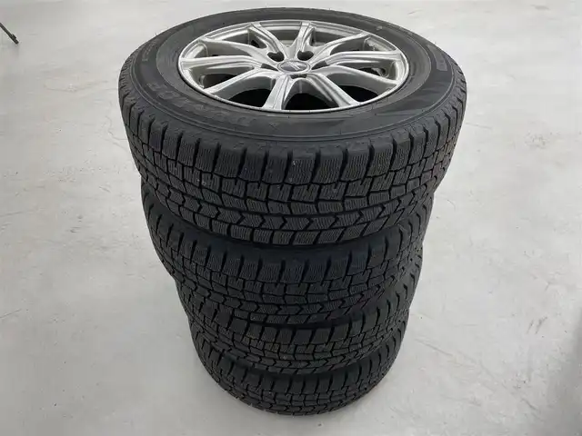 トヨタ プリウス S 群馬県 2016(平28)年 10.3万km シルバーM 純正7インチナビ【型番NSZT-W64】/・AM/FM/Bluetooth/CD/DVD/SD/フルセグTV/バックカメラ/LEDヘッドライト/純正フロアマット/純正キャップ付きアルミホイール/195/65R15 アルミホイール付スタッドレスタイヤ×4本車載/AC100V電源/プッシュスタート/スマートキー