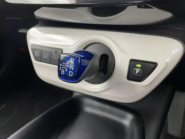 トヨタ プリウス S 群馬県 2016(平28)年 10.3万km シルバーM 純正7インチナビ【型番NSZT-W64】/・AM/FM/Bluetooth/CD/DVD/SD/フルセグTV/バックカメラ/LEDヘッドライト/純正フロアマット/純正キャップ付きアルミホイール/195/65R15 アルミホイール付スタッドレスタイヤ×4本車載/AC100V電源/プッシュスタート/スマートキー