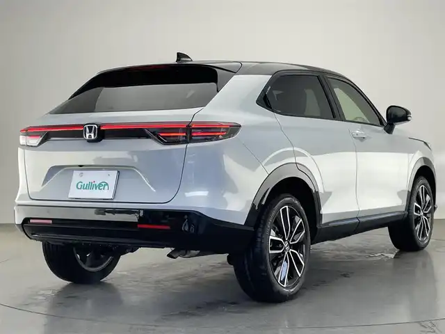 ホンダ ヴェゼル ハイブリッド e:HEV Z PLaYパッケージ 愛知県 2025(令7)年 0.4万km パールⅡ 純正９型ナビ　フルセグＴＶ　カープレイ対応　バックカメラ　白ハーフレザー　シートヒーター　ワイヤレス充電　ホンダセンシング　衝突軽減装置　追従クルコン　ＢＳＭ　ＬＥＤオートライト　フォグランプ　ハンドル支援　ETC2.0　パワーバックドア　ツートンカラー　保証書　ワンオナ　禁煙車/	Honda SENSING/	ブラインドスポットインフォメーション/	アダプティブドライビングビーム(ADB)/	後退出庫サポート/	Honda CONNECTディスプレー＋ETC2.0車載器＋ワイヤレス充電器/	運転席助手席シートヒーター/	ハンズフリーアクセスパワーテールゲート(予約クローズ機能付)/	LEDシーケンシャルターンシグナルランプ/	18インチアルミホイール/	コンビシート(PLaY専用)/	本革巻きステアリング